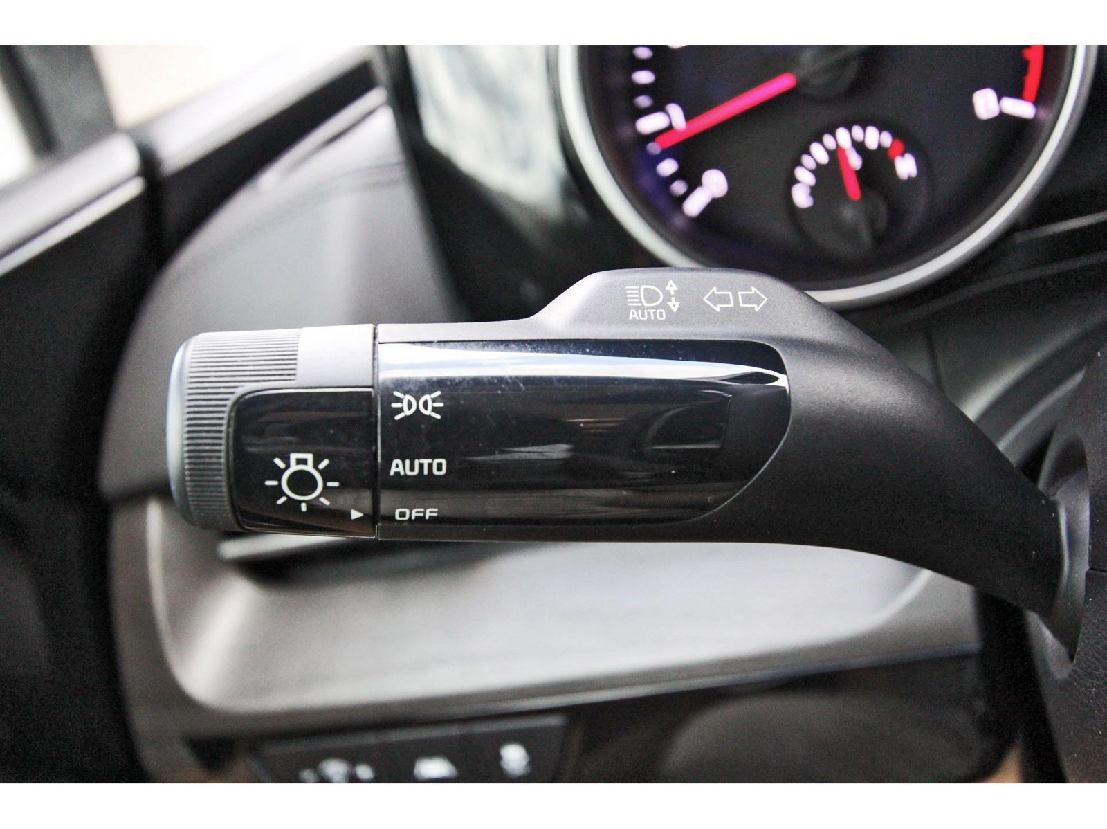 Used 2024 Kia Carnival EX FWD image 17