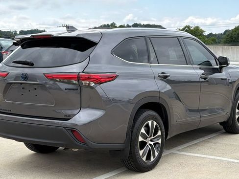 Used 2021 Toyota Highlander XLE AWD/4WD image 4