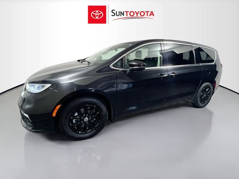 Used 2023 Chrysler Pacifica Touring-L image 9