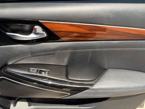 Used 2017 Kia Cadenza Premium w/ Luxury Package FWD image 42
