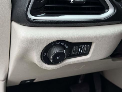 Used 2023 Chrysler Pacifica Touring-L image 20