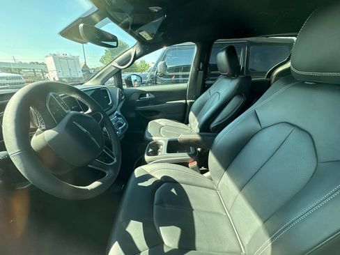Used 2025 Chrysler Pacifica Select FWD image 5