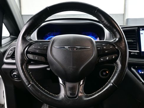 Used 2021 Chrysler Pacifica Touring-L w/ Uconnect Theater Family Group image 25