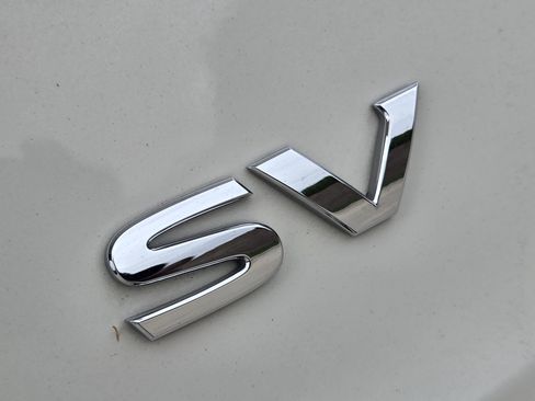 Used 2023 Nissan Rogue SV image 31