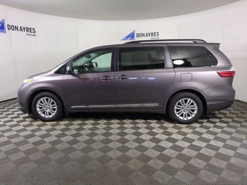 Used 2017 Toyota Sienna XLE Premium w/ Protection Package FWD image 2