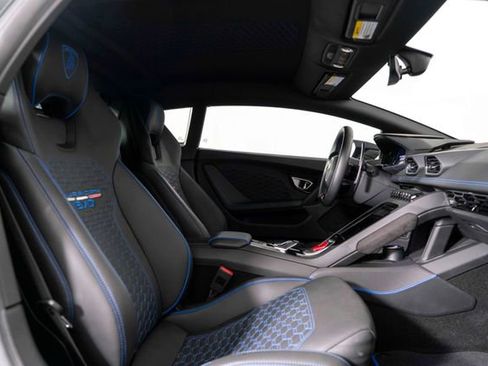 Used 2020 Lamborghini Huracan EVO image 24