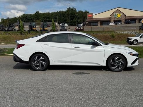 Certified 2025 Hyundai Elantra SEL FWD image 6