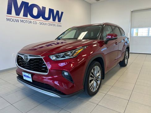 Used 2021 Toyota Highlander Platinum AWD/4WD image 2
