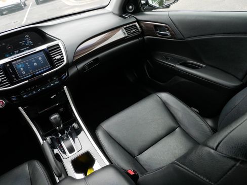 Used 2017 Honda Accord EX-L image 11