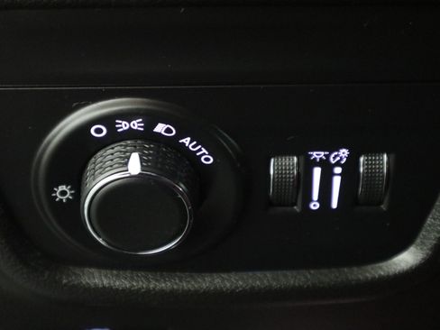 Used 2023 Jeep Grand Cherokee Laredo w/ Luxury Tech Group I image 32