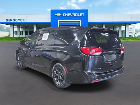 Used 2018 Chrysler Pacifica Touring Plus w/ S Appearance Package FWD image 9