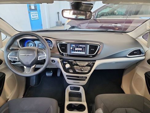 Used 2023 Chrysler Voyager LX FWD image 18