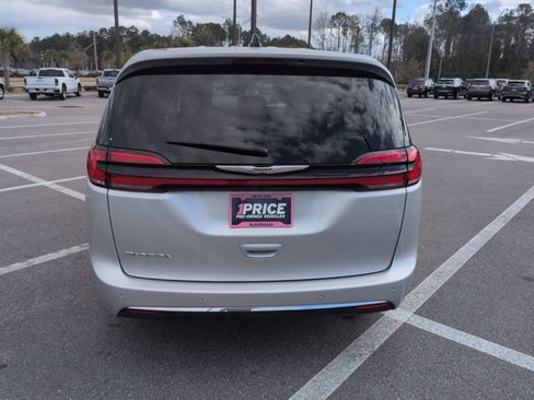 Used 2024 Chrysler Pacifica Touring-L image 7