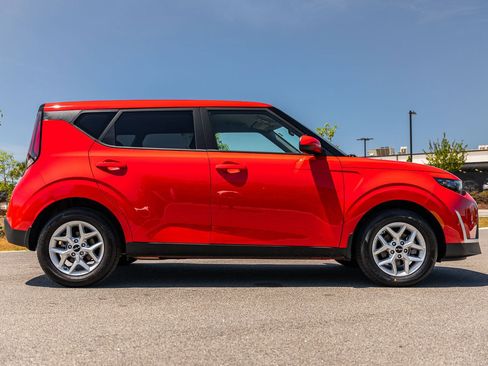 Used 2025 Kia Soul LX w/ LX Technology Package FWD image 8