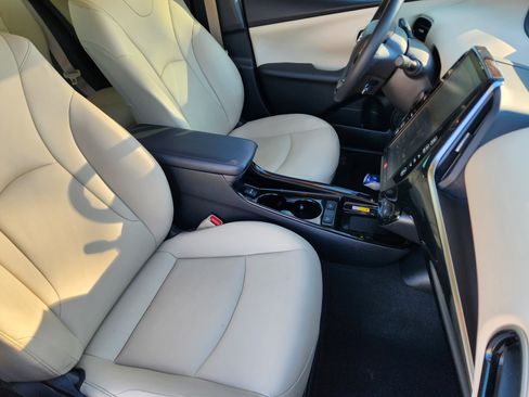 Used 2019 Toyota Prius L image 17