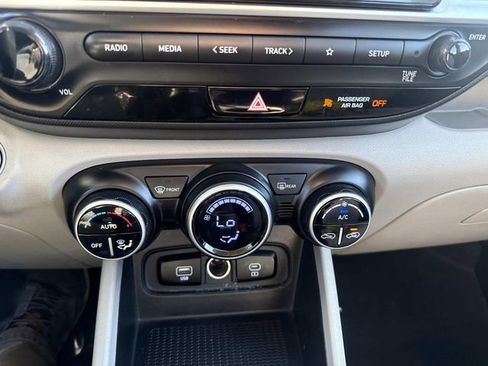 Used 2024 Hyundai Venue SEL image 25
