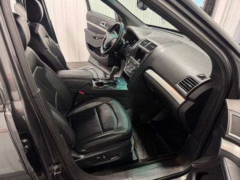 Used 2017 Ford Explorer XLT w/ XLT Technology Feature Bundle AWD/4WD image 20