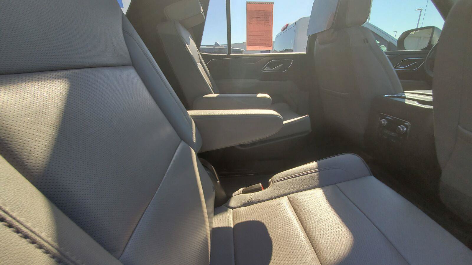 Used 2022 GMC Yukon SLT w/ SLT Premium Package AWD/4WD image 6