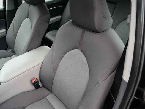 Used 2018 Toyota Camry LE FWD image 11