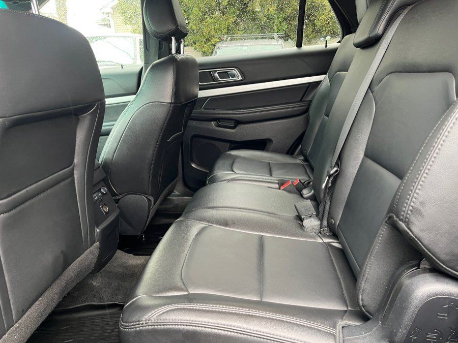 Used 2017 Ford Explorer XLT w/ Equipment Group 202A AWD/4WD image 29