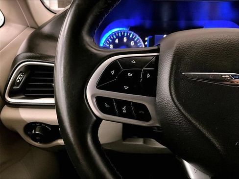 Used 2018 Chrysler Pacifica Touring-L FWD image 18