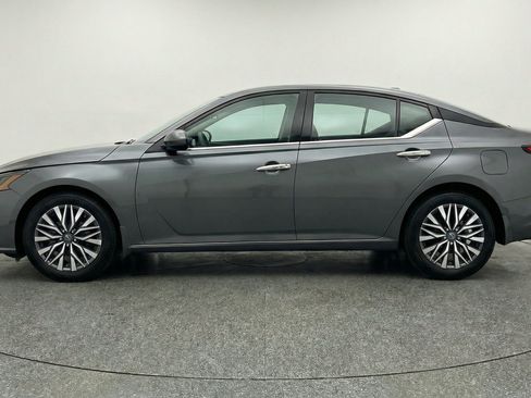 Used 2025 Nissan Altima 2.5 SV FWD image 5