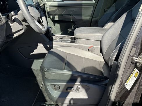 Used 2023 Volkswagen Atlas SE w/ Panoramic Sunroof Package image 12