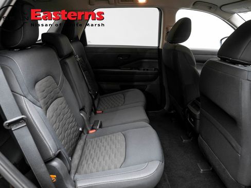 Used 2025 Nissan Pathfinder S image 31