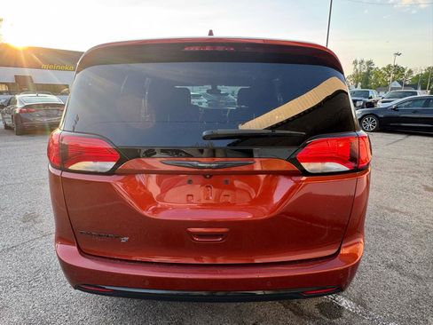 Used 2018 Chrysler Pacifica Touring Plus w/ S Appearance Package FWD image 4
