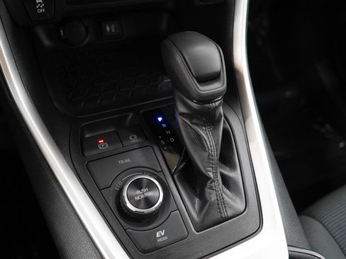 Used 2019 Toyota RAV4 LE w/ Carpet Mat Package AWD/4WD image 23