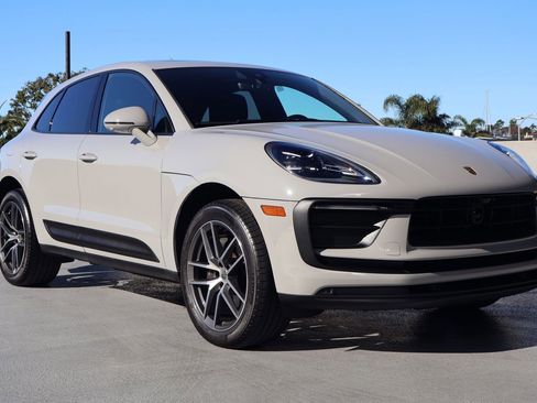 Certified 2024 Porsche Macan image 7