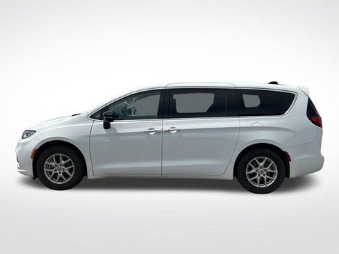 Used 2024 Chrysler Pacifica Touring-L FWD image 4
