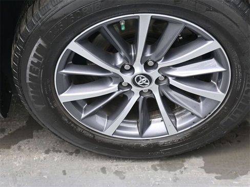 Used 2018 Toyota Highlander XLE image 29