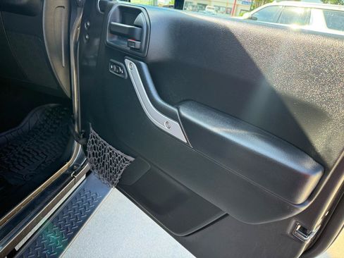 Used 2017 Jeep Wrangler Unlimited Sahara AWD/4WD image 15