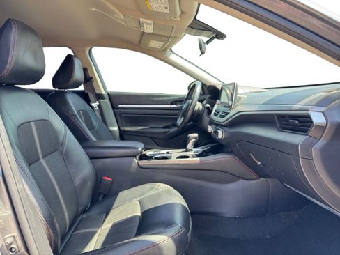 Used 2024 Nissan Altima 2.5 SR FWD image 17