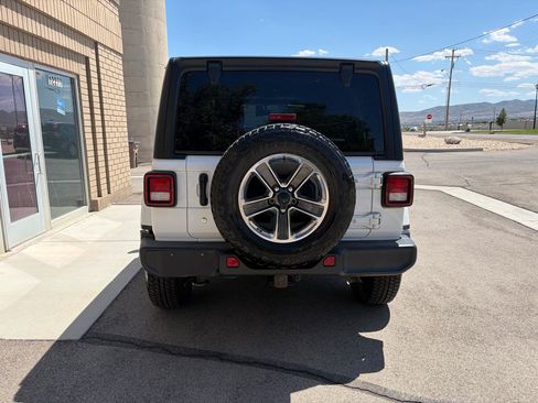 Used 2018 Jeep Wrangler Unlimited Sahara w/ Cold Weather Group AWD/4WD image 8