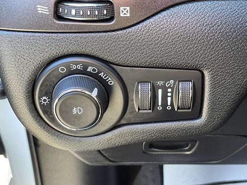 Used 2022 Jeep Cherokee Trailhawk w/ Sun, Sound & Nav Group AWD/4WD image 19