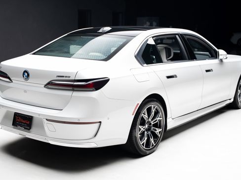 Used 2024 BMW i7 xDrive60 image 33