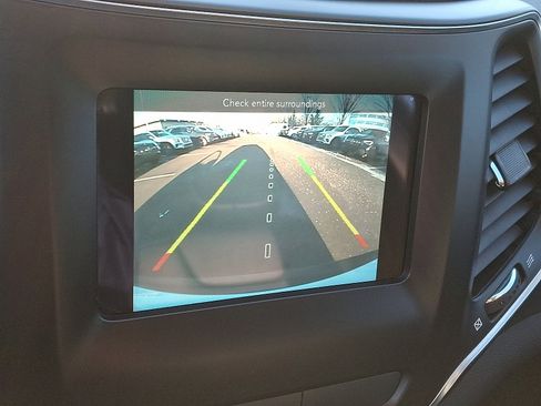 Used 2020 Jeep Cherokee Latitude Plus w/ Cold Weather Group image 17