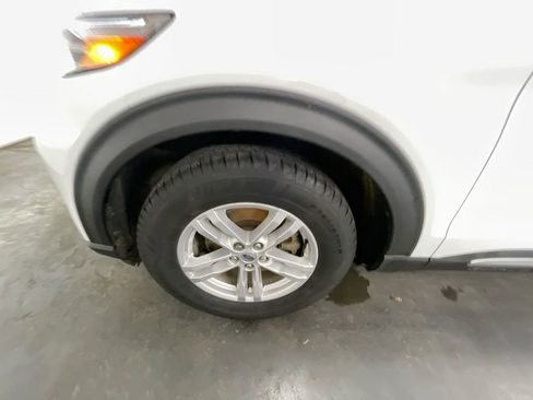 Used 2020 Ford Explorer XLT image 30
