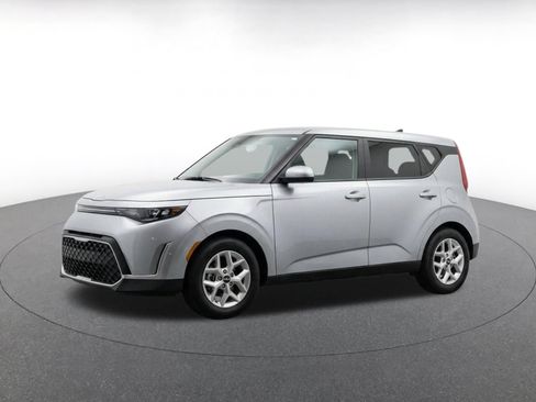 Used 2025 Kia Soul LX w/ LX Technology Package FWD image 3
