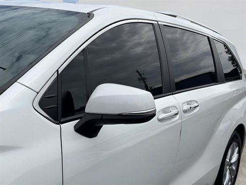 Used 2022 Toyota Sienna Limited FWD image 7