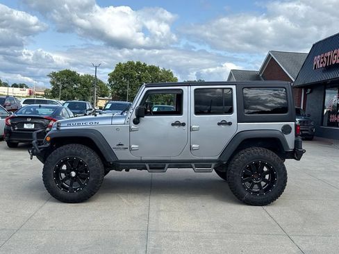 Used 2018 Jeep Wrangler Unlimited Rubicon w/ Connectivity Group AWD/4WD image 3