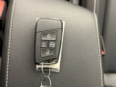 Used 2024 Volkswagen Tiguan SE R-Line image 19