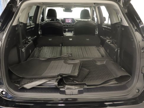Used 2022 Toyota Highlander XLE AWD/4WD image 24