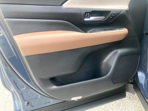 Used 2025 Toyota Grand Highlander AWD image 15