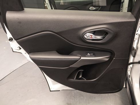 Used 2019 Jeep Cherokee Latitude w/ Cold Weather Group AWD/4WD image 31