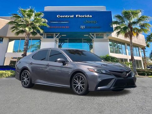 Used 2022 Toyota Camry SE image 2