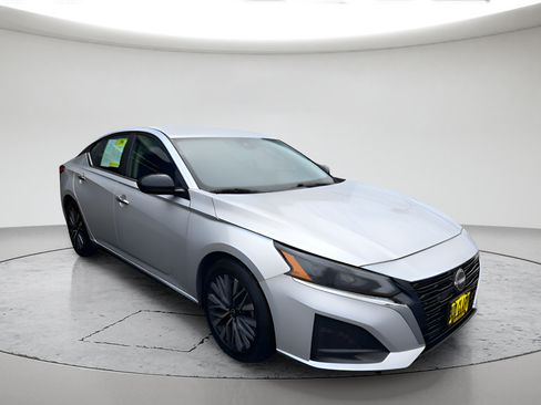 Used 2024 Nissan Altima 2.5 SV FWD image 3