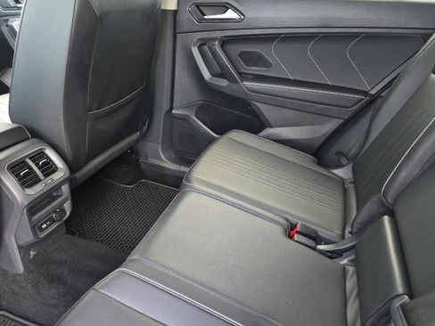 Used 2022 Volkswagen Tiguan SE image 12